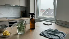 Fettfilm und Gerüche in der Küche? Dieses Hausmittel aus weißem Essig und Rosmarin kann überraschen – aber nicht überall