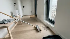 Staub und Tierhaare beim Fegen: Was ein Stück Alufolie am Besen bewirken kann