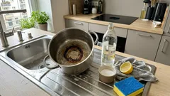 Mit einem einfachen Natron-Essig-Trick: So bekommen Töpfe und Pfannen ihren Glanz zurück