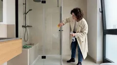 Duschglas wieder klar bekommen: Der einfache Ablauf gegen Seifenfilm und Kalk