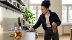 Essig und Zimt im Putzschrank: Warum die Mischung so beliebt ist – und wo Sie vorsichtig sein sollten