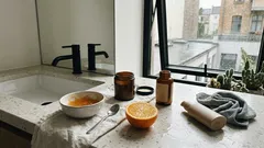 Der Hals verrät mehr als das Gesicht: Was Knitterfalten wirklich auslöst – und welche Routine zählt